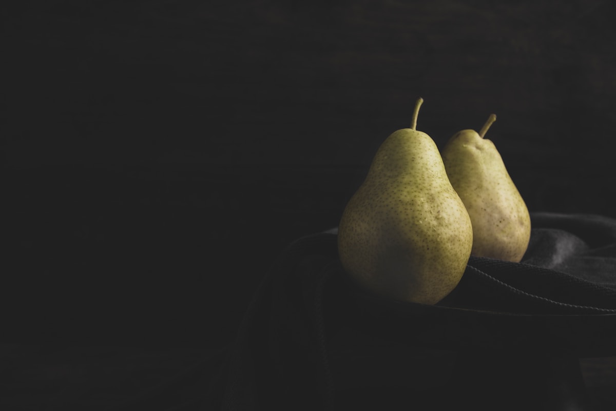 Rijpe peren bij een raam