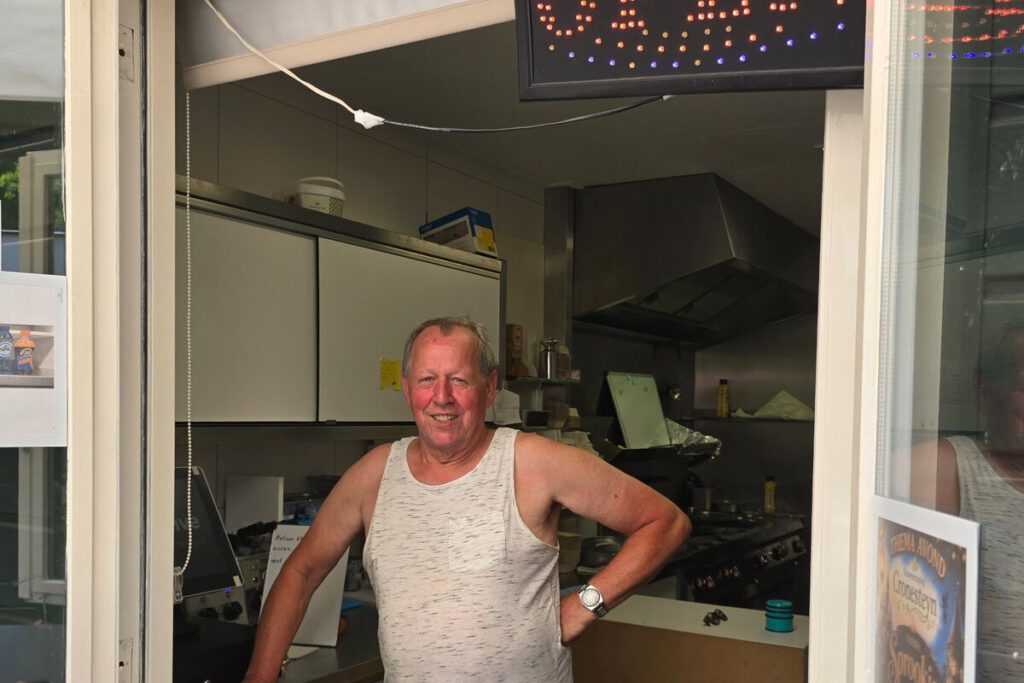 Wijnand van Tongeren achter het loket van De Patatterie