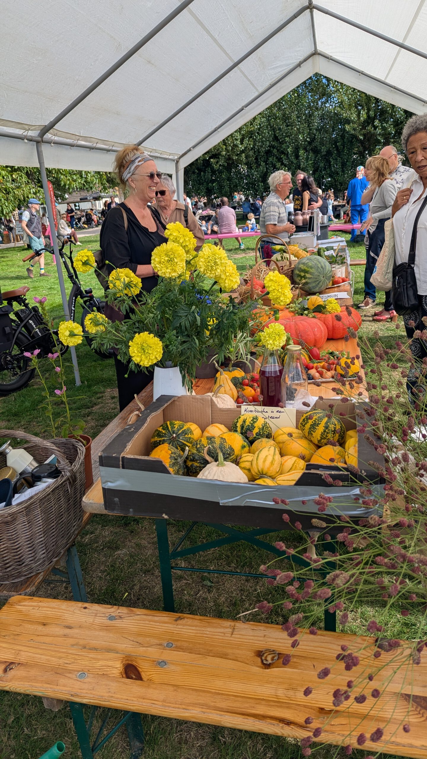 Marktkraam met de oogst van tuinders tijdens de Oogstmarkt 2026