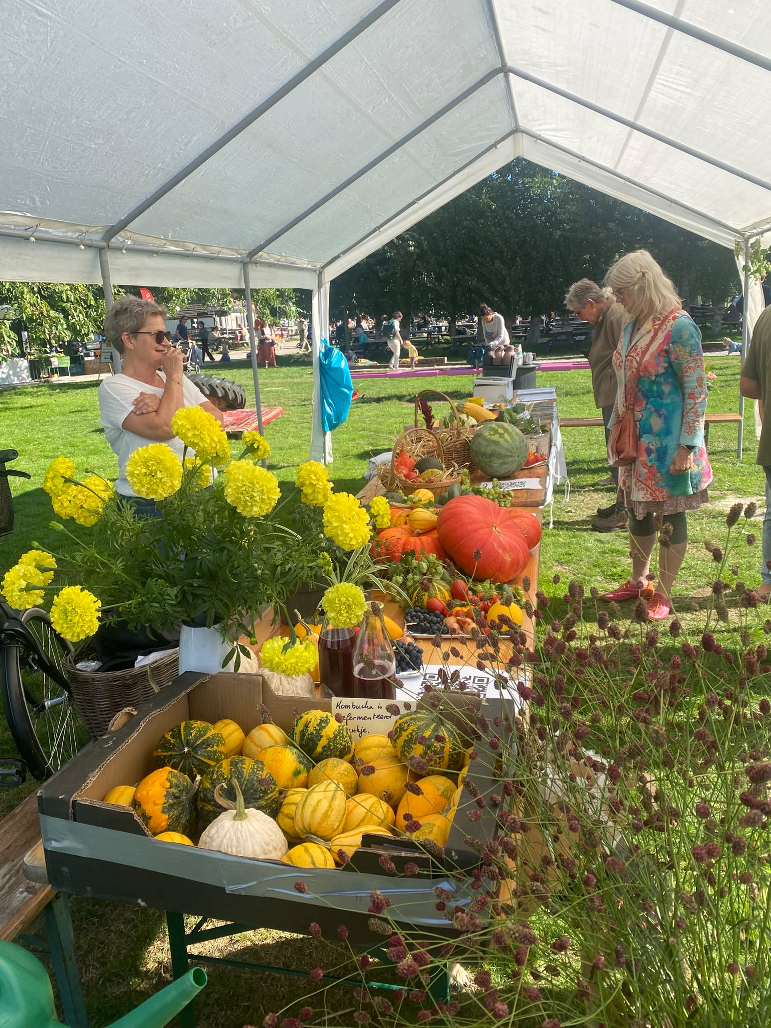 Tafel vol groenten, fruit en bloemen tijdens de Oogstmarkt 2026